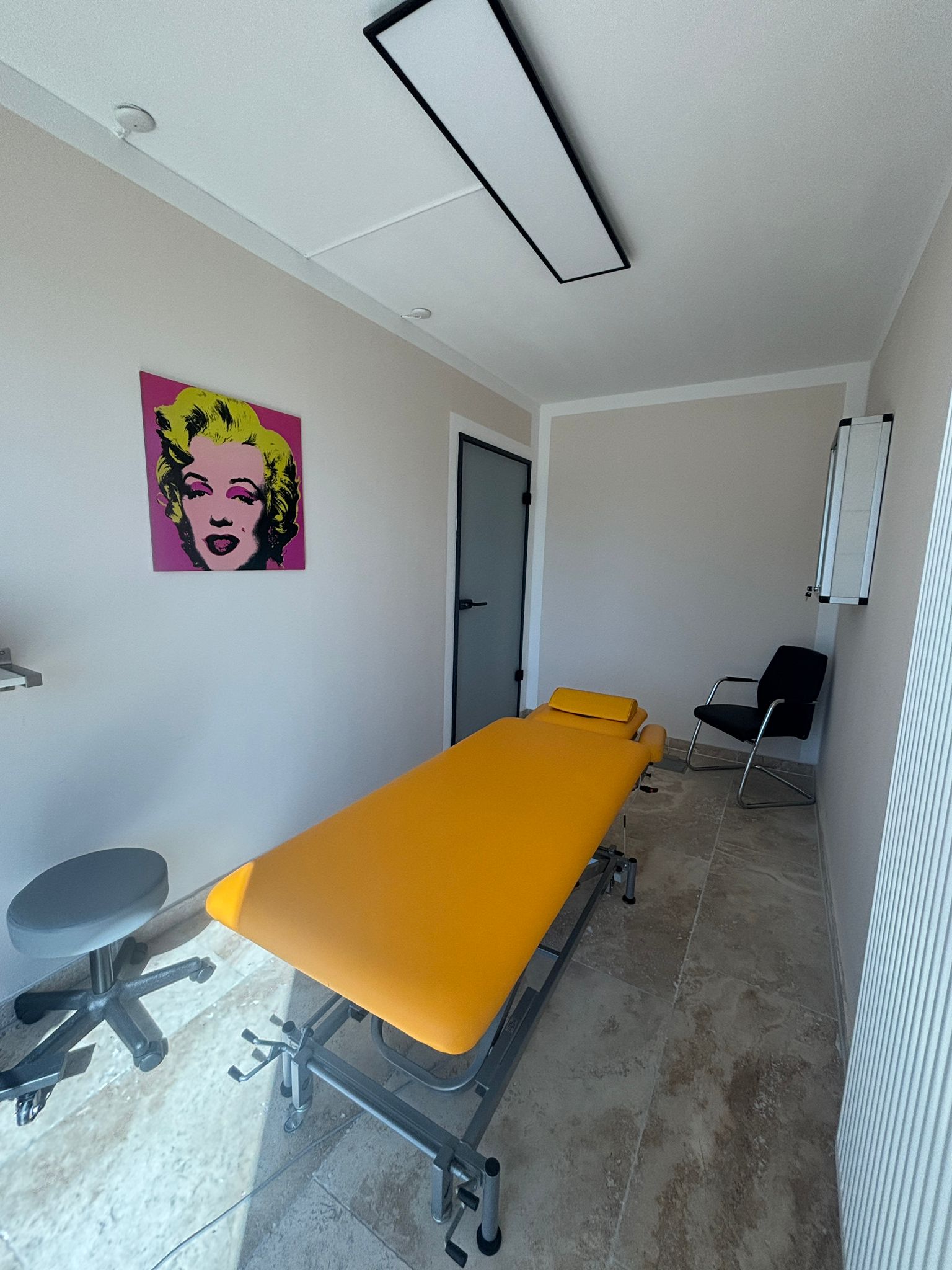 Moderner Behandlungsraum der Praxis Physio Langenbruck im Gewerbegebiet Langenbruck