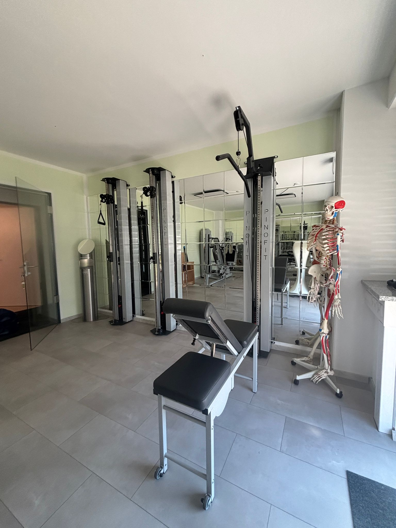 Trainingsbereich mit Seilzuggeräten